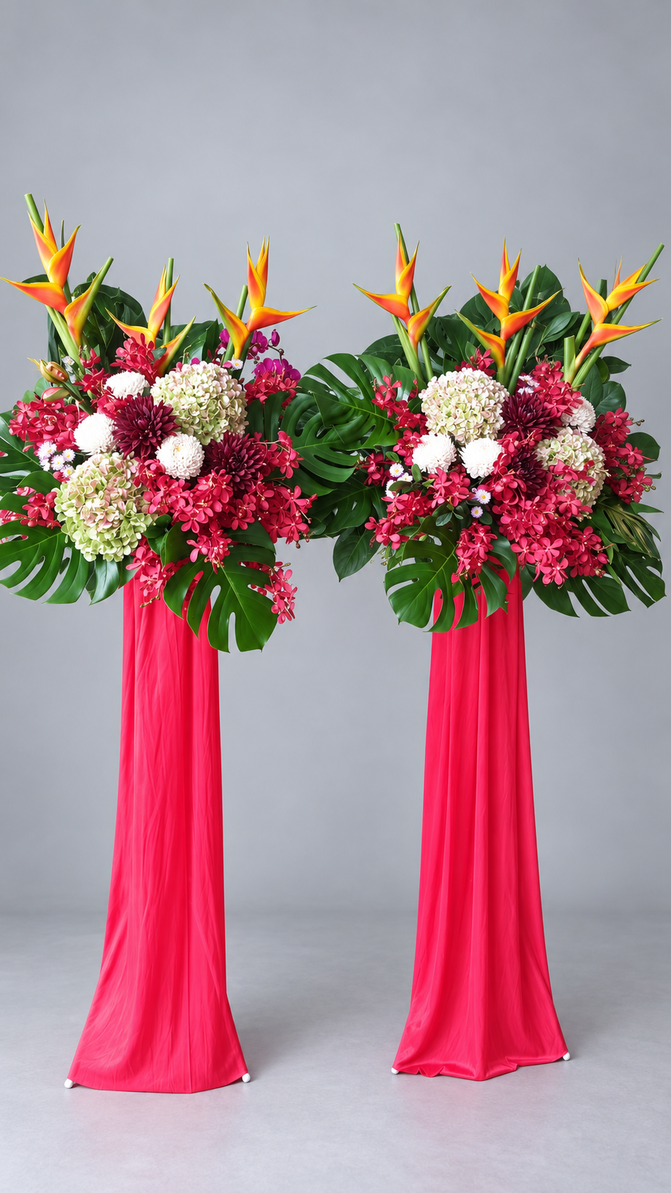 紅色花材與向上伸展的橘色花材雙籃