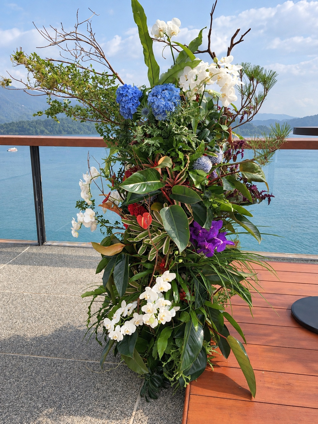 證婚花柱的藍色繡球、白色蘭花與綠葉